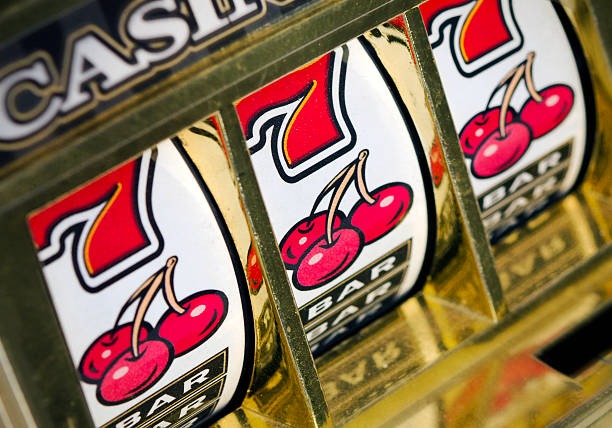Antarmuka platform razergold menampilkan kategori olahraga, kasino langsung, slot, dan esports